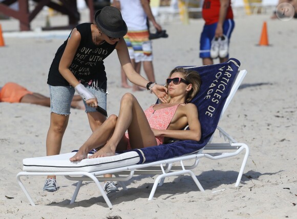 Jessica Hart en plein shooting sur une plage à Miami, le 8 décembre 2013.