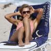 Jessica Hart se prélasse au soleil au cours d'un shooting sur une plage. Miami, le 8 décembre 2013.