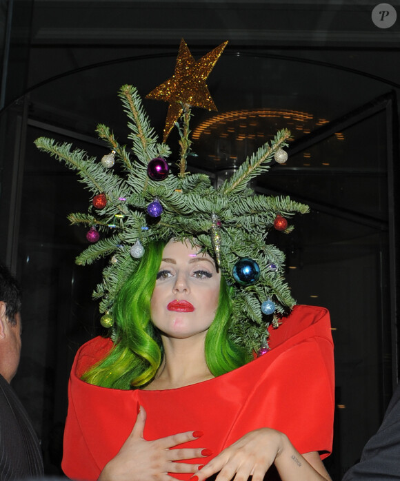 Lady Gaga, coiffée d'un sapin de Noël, est de retour à son hotêl après avoir participé au Jingle Bell Ball à Londres, le 8 décembre 2013.