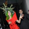 Lady Gaga, coiffée d'un sapin de Noël et vêtue d'une courte combinaison rouge, est de retour à son hotêl après avoir participé au Jingle Bell Ball à Londres, le 8 décembre 2013.