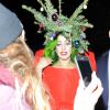 Lady Gaga, coiffée d'un sapin de Noël et vêtue d'une courte combinaison rouge, est de retour à son hotêl après avoir participé au Jingle Bell Ball à Londres, le 8 décembre 2013.