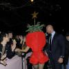 Lady Gaga, coiffée d'un sapin de Noël et vêtue d'une courte combinaison rouge, est de retour à son hotêl après avoir participé au Jingle Bell Ball à Londres, le 8 décembre 2013.