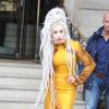 Lady Gaga en robe bouton d'or à la sortie de son hôtel à Londres, le 9 décembre 2013.