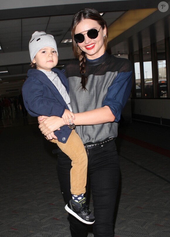 Miranda Kerr et son fils Flynn a l'aéroport de Los Angeles, le 20 novembre 2013.
