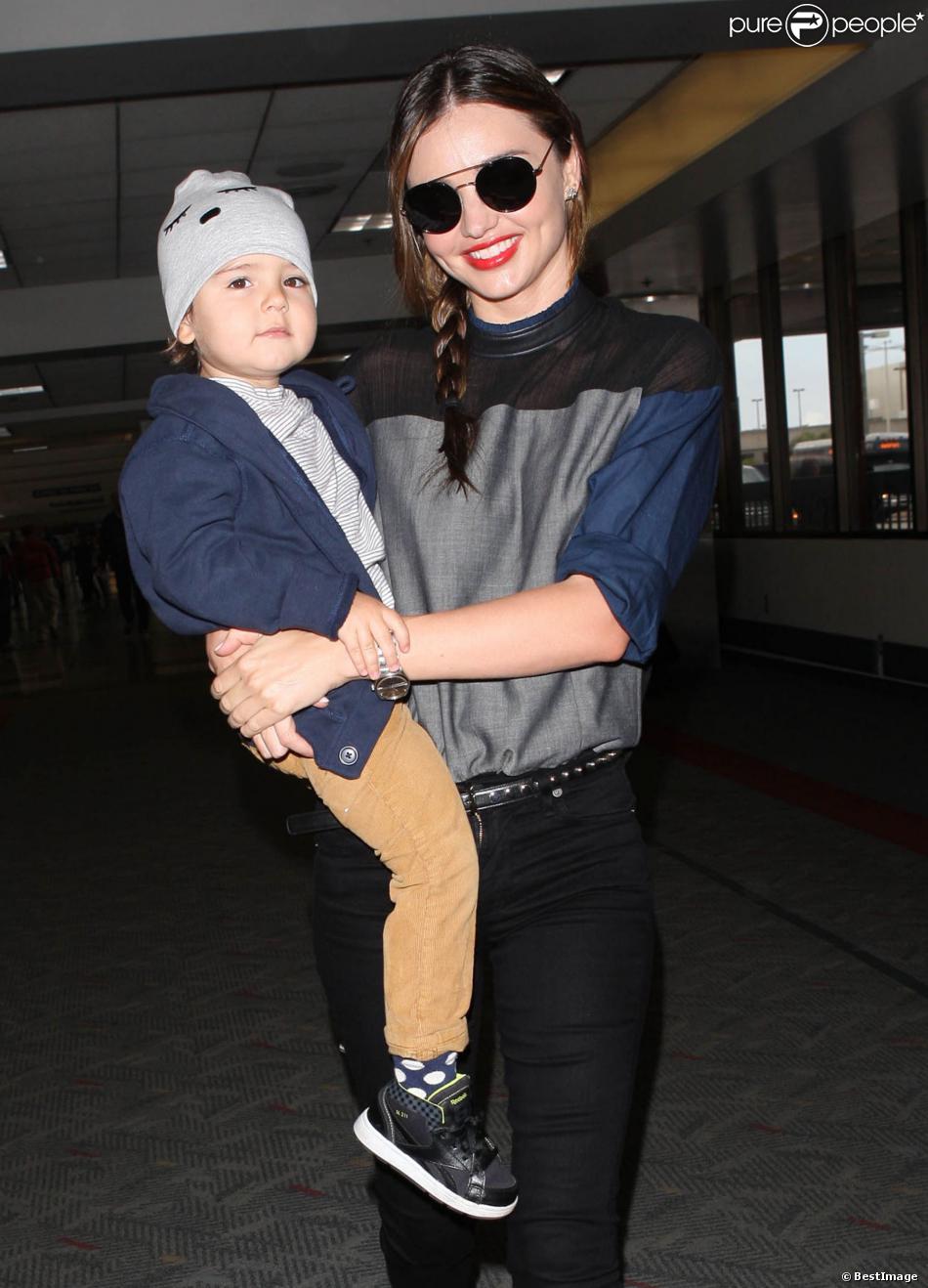 Miranda Kerr et son fils Flynn a l&#039;aéroport de Los Angeles, le 20 novembre 2013.