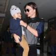 Miranda Kerr et son fils Flynn a l'aéroport de Los Angeles, le 20 novembre 2013.
