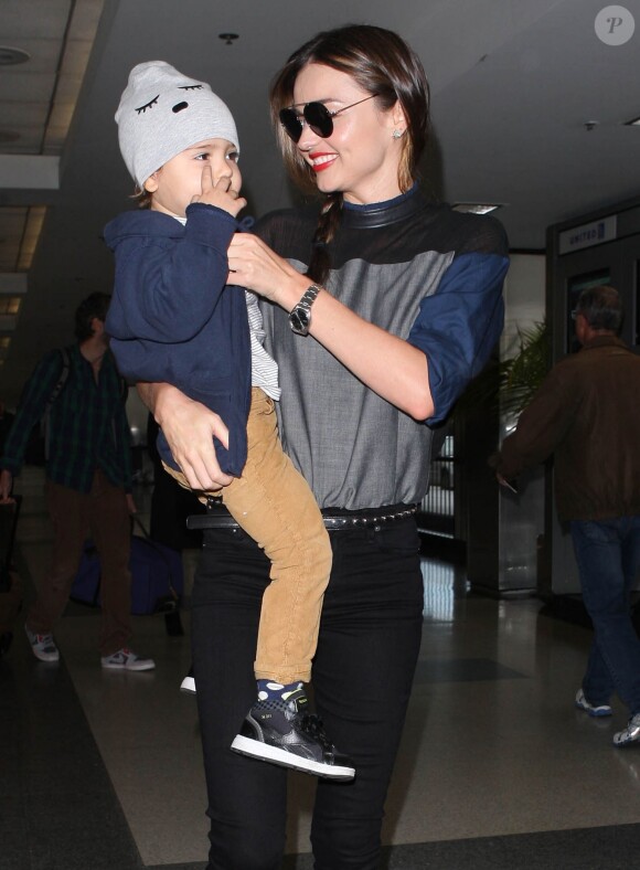 Miranda Kerr et son fils Flynn a l'aéroport de Los Angeles, le 20 novembre 2013.