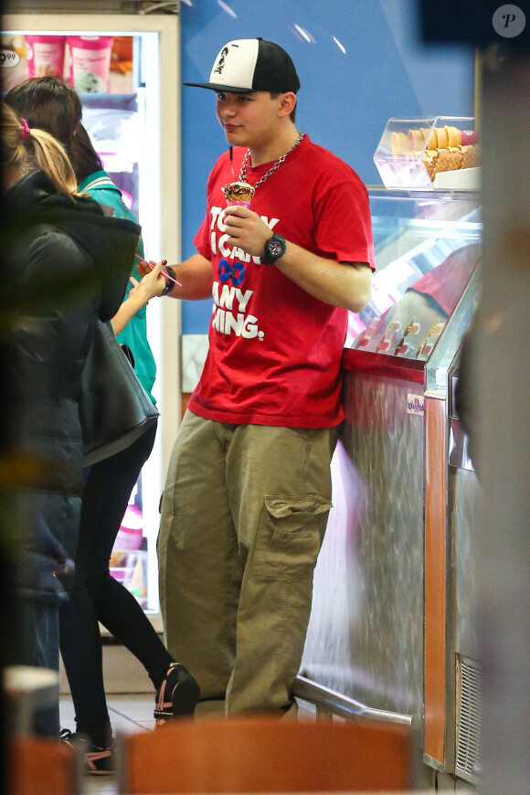 Prince Jackson mange une glace à Los Angeles, le 9 décembre 2013.