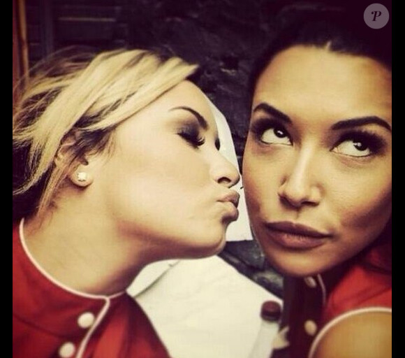 Demi Lovato et Cara Santana dans les coulisses du tournage de la série Glee.