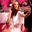 Alessandra Ambrioso : selfie parfait dans les coulisses du défilé Victoria's Secret.