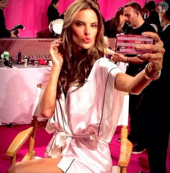 Alessandra Ambrioso : selfie parfait dans les coulisses du défilé Victoria's Secret.