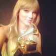 Taylor Swift, fière de ses nouveaux jouets.
