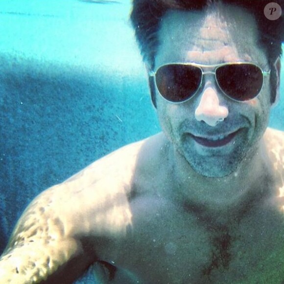 John Stamos : selfie sous l'eau, selfie rigolo.