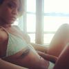 Rihanna, reine incontestée du selfie en bikini.