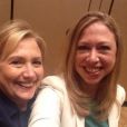 Hillary Clinton aussi s'est prêtée au jeu du selfie avec sa fille Chelsea Clinton.