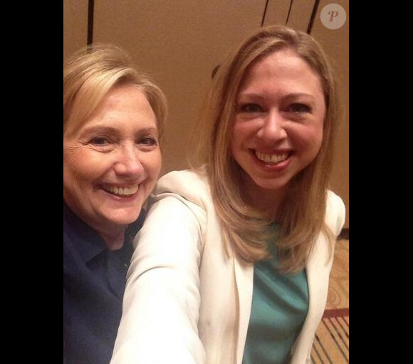 Hillary Clinton aussi s'est prêtée au jeu du selfie avec sa fille Chelsea Clinton.