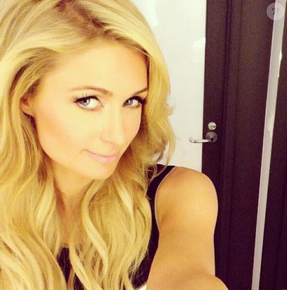 En digne héritière bling-bling, Paris Hilton a également succombé à la folie du selfie.