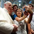 Le pape François s'offre un selfie avec des ados à la basilique Saint-Pierre du Vatican, le 28 août 2013.