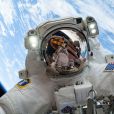 L'astronaute Mike Hopkins s'est pris en photo lui-même lors de sa sortie dans l'espace le 24 décembre 2013.