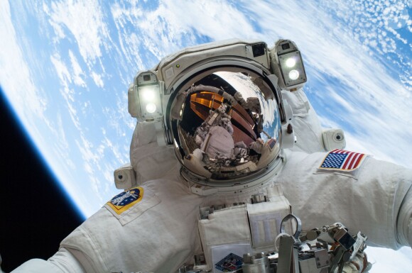 L'astronaute Mike Hopkins s'est pris en photo lui-même lors de sa sortie dans l'espace le 24 décembre 2013.