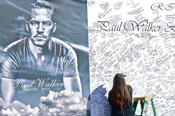 Les hommages à Paul Walker et Rodger Rodas se multiplient au mémorial improvisé à Valencia, Los Angeles, le 8 décembre 2013.