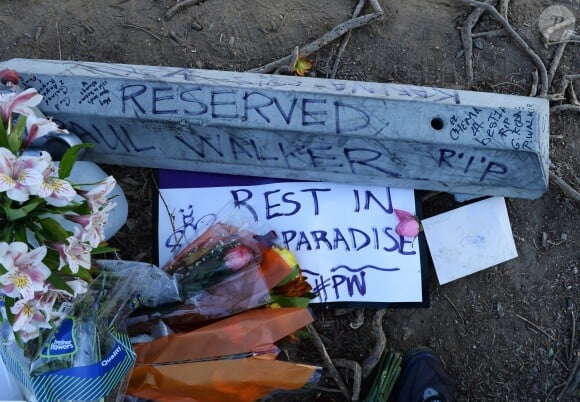 Les hommages à Paul Walker se multiplient au mémorial improvisé à Valencia, Los Angeles, le 4 décembre 2013.
