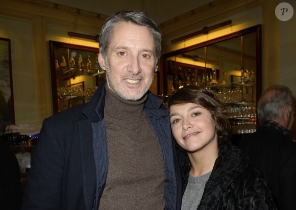 Antoine de Caunes et sa fille Emma de Caunes à la générale du nouveau spectacle de Francois-Xavier Demaison au Théâtre Edouard VII à Paris, le 10 décembre 2013.
