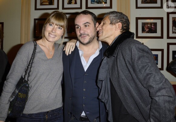 Francois-Xavier Demaison entre Nagui et sa femme Mélanie Page à la générale du nouveau spectacle de Francois-Xavier Demaison au Théâtre Edouard VII à Paris, le 10 décembre 2013.