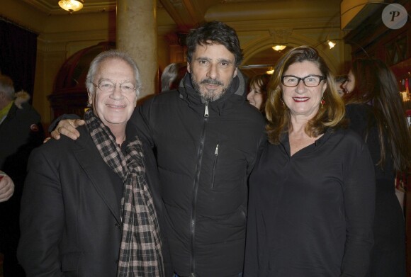 Pascal Elbé entre Bernard Murat et sa femme Zana Murat à la générale du nouveau spectacle de Francois-Xavier Demaison au Théâtre Edouard VII à Paris, le 10 décembre 2013.