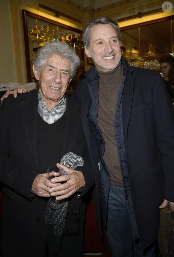 Philippe Gildas et Antoine de Caunes à la générale du nouveau spectacle de Francois-Xavier Demaison au Théâtre Edouard VII à Paris, le 10 décembre 2013.