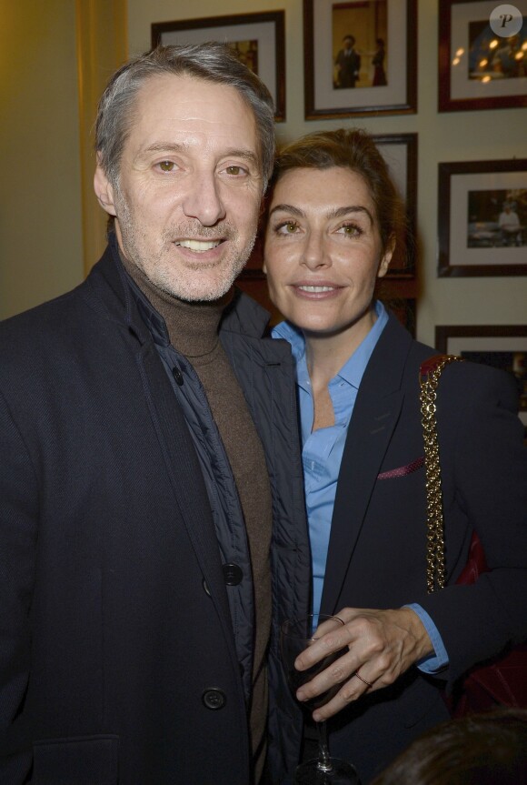 Antoine de Caunes et sa femme Daphné Roulier à la générale du nouveau spectacle de Francois-Xavier Demaison au Théâtre Edouard VII à Paris, le 10 décembre 2013.