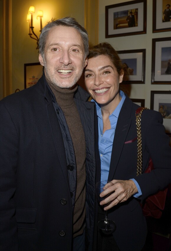 Antoine de Caunes et sa femme Daphné Roulier à la générale du nouveau spectacle de Francois-Xavier Demaison au Théâtre Edouard VII à Paris, le 10 décembre 2013.