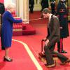 Bradley Wiggins anobli par la reine Elizabeth II au palais de Buckingham à Londres, le 10 décembre 2013