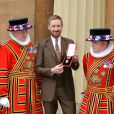 Bradley Wiggins anobli par la reine Elizabeth II au palais de Buckingham à Londres, le 10 décembre 2013