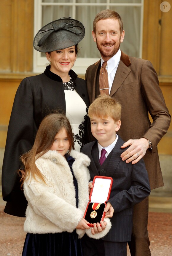 Sir Bradley Wiggins, sa femme Catherine et ses enfants Isabella et Ben après avoir été anobli par la reine au palais de Buckingham à Londres le 10 décembre 2013