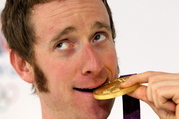 Bradley Wiggins et sa médaille d'or olympique au pavillon britannique à Londres le 1er août 2012