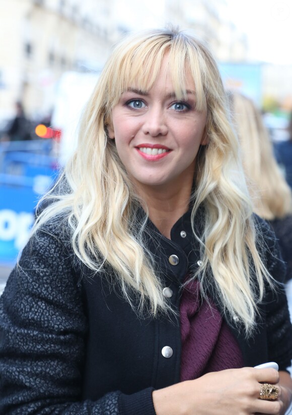 Exclusif - Enora Malagré arrive à Europe 1 à Paris, le 23 octobre 2013.