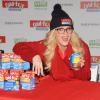 Jenny McCarthy participe à une collecte de nourriture pour Care to Feed the Hungry Canned Food Drive, à New York, le 12 decembre 2013.