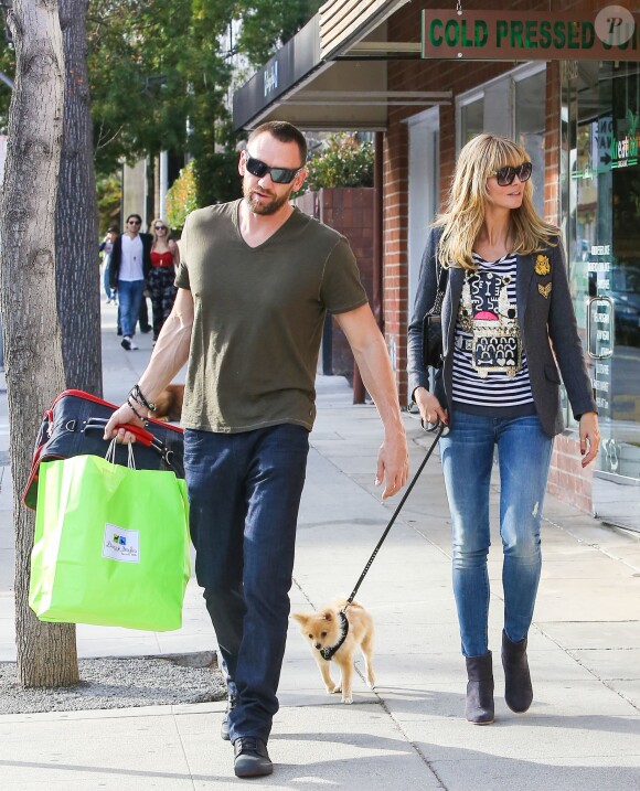 Heidi Klum, son compagnon Martin Kristen et leur petit chien font du shopping à Beverly Hills. Le 15 décembre 2013.