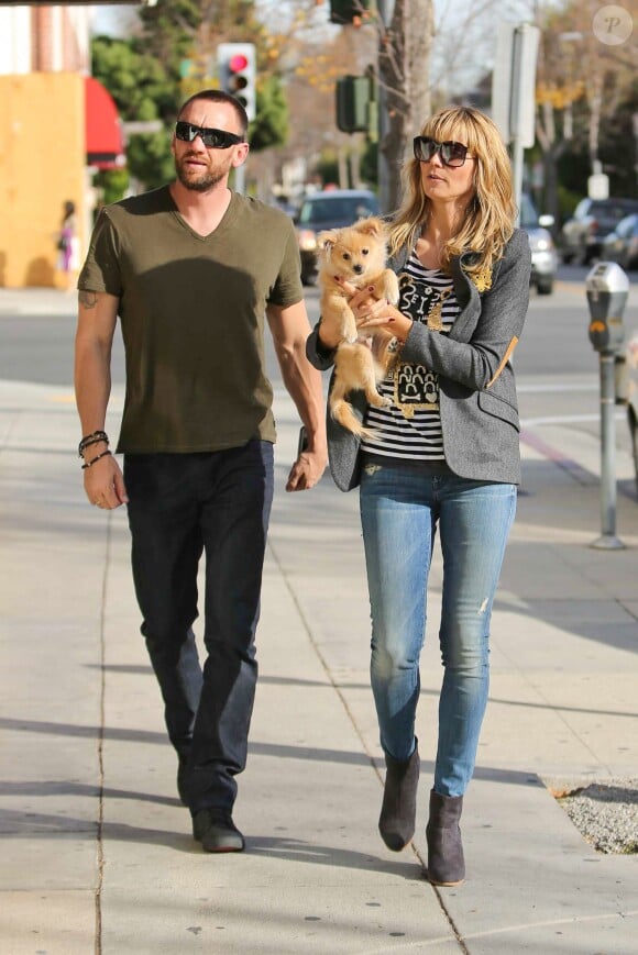 Heidi Klum en pleine séance shopping avec son compagnon Martin Kristen et leur petit chien. Beverly Hills, le 15 décembre 2013.