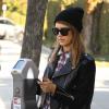 Jessica Alba, lookée, fait du shopping à Los Angeles. Le 12 decembre 2013