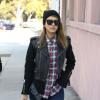Jessica Alba fait du shopping à Los Angeles. Le 12 decembre 2013
