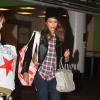 Jessica Alba, les bras chargés, fait du shopping à Los Angeles. Le 12 decembre 2013