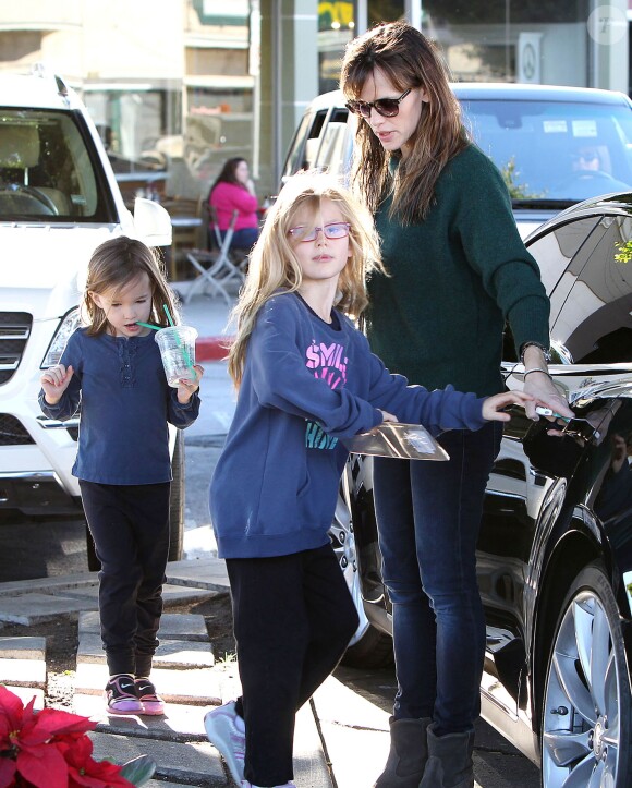 Jennifer Garner emmenant ses filles Violet et Seraphina chez Starbucks à Brentwood (Los Angeles) le 15 décembre 2013