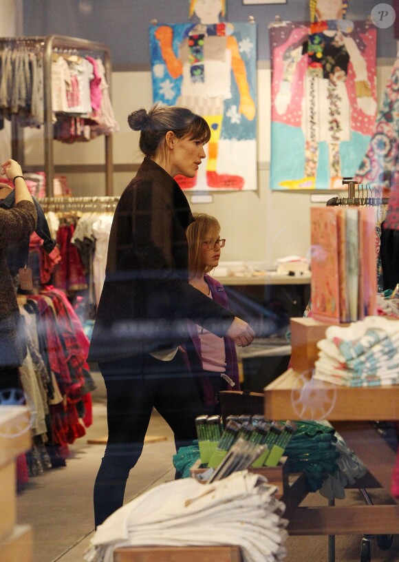 Jennifer Garner a emmené ses enfants Seraphina et Samuel dans la boutique Peek Aren't You Curious à Santa Monica (Los Angeles) le 14 décembre 2013