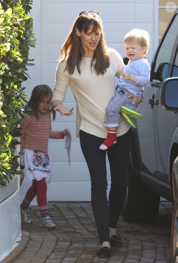 Jennifer Garner et ses enfants Seraphina et Smauel Affleck quittant la maison d'une amie à Brentwood à Los Angeles le 14 décembre 2013