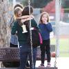 Jennifer Garner allant chercher sa fille Violet après son tournoi de foot et son trophée, à Pacific Palisades (Los Angeles) le 15 décembre 2013. Elle rejoint son autre fille, Seraphine.