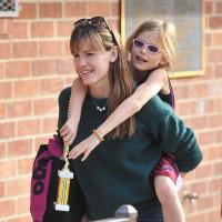Jennifer Garner, maman irrésistible : Sa fille sur son dos ou avec un nez rouge