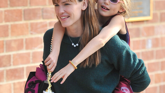 Jennifer Garner, maman irrésistible : Sa fille sur son dos ou avec un nez rouge