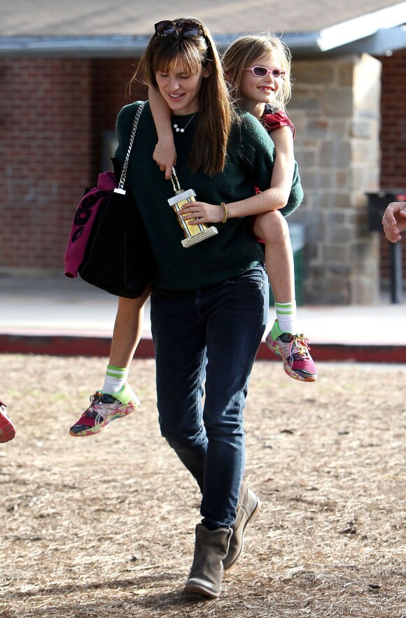 Please hide the child's face prior to the publication. Jennifer Garner takes Violet Affleck to soccer game in Pacific Palisades, Los Angeles, CA, USA on December 15, 2013. Photo by ACLA/Broadimage/ABACAPRESS.COM16/12/2013 - Los Angeles